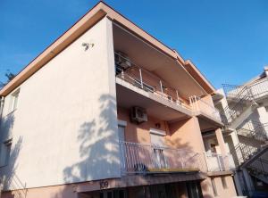 a building with a bird on the side of it at 3 Zimmer Wohnung in Sutomore