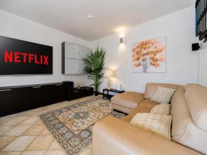 a living room with a couch and a tv at Casa di Iaio - Wi-Fi Netflix Home Cinema in Gorizia