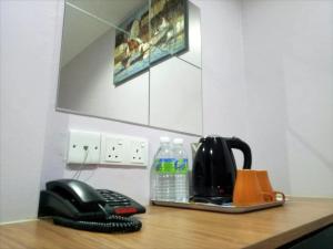 Příslušenství pro přípravu čaje a kávy v ubytování Royale Hotel Batu Gajah