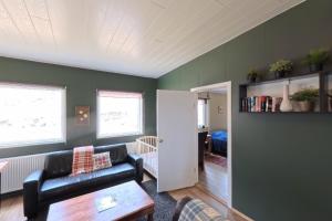 ein Wohnzimmer mit Sofa und Tisch in der Unterkunft Gil guesthouse in Búðardalur