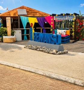 a sign that saysremansso in front of a building at Casa da Dinda 203 in Rio das Ostras