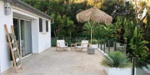 a patio with a table and chairs and an umbrella at Cruciata in Pietrosella