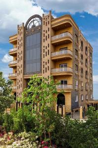 ein hohes Gebäude mit vielen Fenstern in der Unterkunft Arabella Residence in Kairo