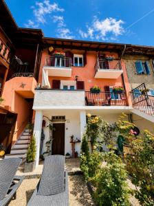 a building with benches in front of it at Cà di Gabriel in Miglieglia