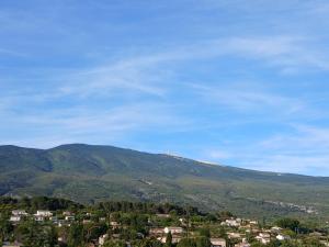 a view of a mountain with houses and trees at Chambre d'hôtes chez Gwennaelle in Bédoin
