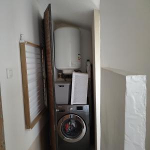 a washer and dryer in a small room at Petite maison en Luberon in Apt