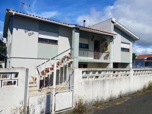 a white house with a fence in front of it at Casa de férias in Monte