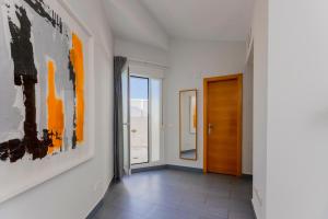 a hallway with a door to a room with a window at Stancia Carmen in Valencia