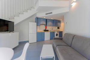 a living room with a couch and a kitchen at Stancia Carmen in Valencia