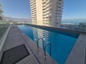 a swimming pool on the side of a building at Studio Distrito Cavancha 2 in Iquique
