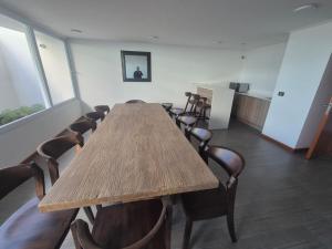 a conference room with a wooden table and chairs at Studio Distrito Cavancha 2 in Iquique +12 photos