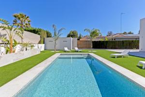 a swimming pool in the middle of a yard at Oasis los Lagos in Alginet