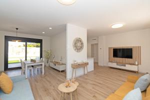 a living room with a couch and a tv at Oasis los Lagos in Alginet