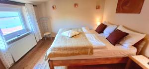 a bedroom with a large bed with a window at Große Strandperle in Fehmarn