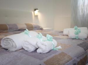 a group of towels on top of a bed at Bellamorèa in Noto