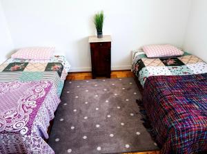 two beds sitting next to each other in a room at Casa de férias in Monte
