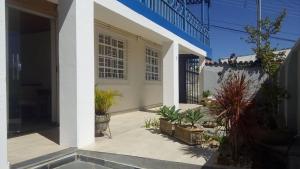 a white house with plants in a courtyard at Altos da Grupiara - Diamantina in Diamantina