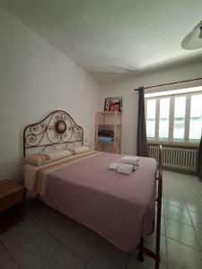 a bedroom with a large bed with towels on it at NumanaPaceeMare in Numana
