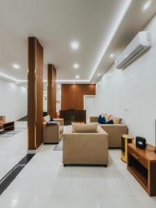 a living room with couches and a table at شقق أونيسن للشقق المخدومة Onsen Serviced Apartments in Buraydah