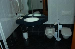 Koupelna v ubytování Hotel Confine