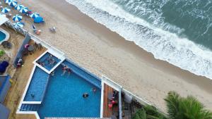 an overhead view of a swimming pool next to a beach at Kaliman Pousada in Ubatuba