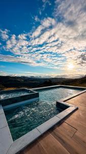a swimming pool with a view of the mountains at Refúgio Mirante da Montanha in Alfredo Wagner