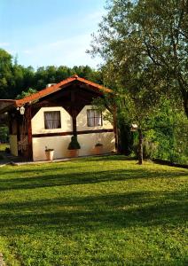 a small house with a grassy yard in front of it at Studio Lanisa in Kanal