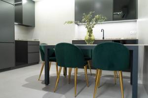 a kitchen with green chairs and a sink at Ceramic Rooms Boutique Hostel in Villareal