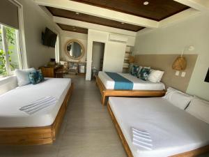 a bedroom with two beds and a room with at Oasis Tolú Hotel Boutique in Tolú