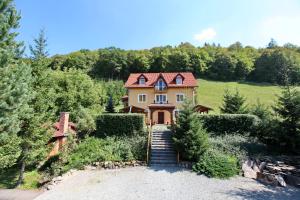 una casa con una escalera que conduce a ella en Hétvezér Panzió, en Sub Cetate