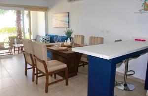 a kitchen and dining room with a table and chairs at Almarena Mazatlan Departamento Nautico in Mazatlán
