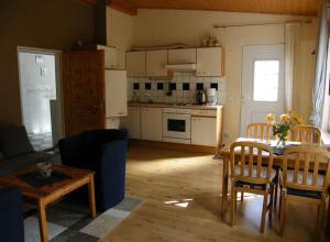 a living room with a table and a kitchen at Moselurlaub im Ferienweinhaus Koch in Neumagen-Dhron