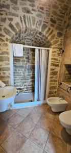 Ein Steinbadezimmer mit zwei Waschbecken und einer Dusche in der Unterkunft PASCHIERE by Keyhole Selection in Castelmezzano