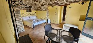 ein Zimmer mit einem Bett, einem Tisch und Stühlen in der Unterkunft PASCHIERE by Keyhole Selection in Castelmezzano