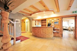 a home office with a large wooden desk at Hotel Traube in Fliess