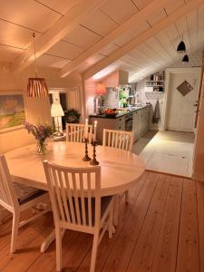 a kitchen and dining room with a table and chairs at Båtmansstugan i Gamla Stan in Kalmar