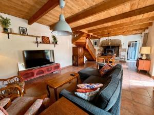 a living room with a couch and a tv at Maison bretonne, Gîte de Keranglaz in Ploubezre