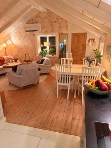 a kitchen and living room with a table and chairs at Båtmansstugan i Gamla Stan in Kalmar