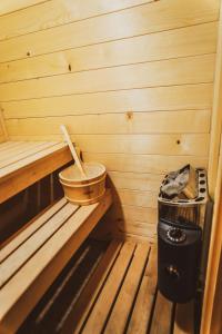 a small sauna with a bucket and a trash can at Eged Panzió Eger in Eger