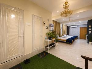 a living room with two beds and a green rug at Rahat Dormitory in Jāmb