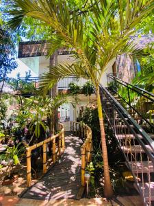 a hallway with palm trees next to a building at Hotel Colonial Sol y Luna in Paz de Ariporo