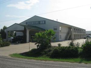 a building with a sign that reads competitive inn at Executive Inn Schulenburg in Schulenburg