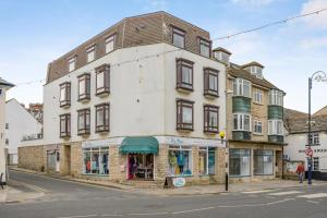 a building on the corner of a street at 2 Bed in Swanage oc-wy547 in Swanage