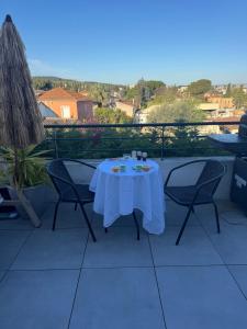 a table and chairs on a balcony with a view at Hearttoart in Martigues