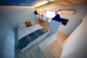 una piccola camera con un letto e una televisione di 跳跳民宿 包棟首選 a Xiaoliuqiu