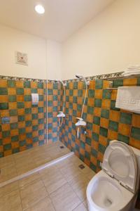 e bagno con servizi igienici e doccia. di 跳跳民宿 包棟首選 a Xiaoliuqiu Altre 12 foto
