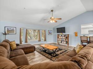 a living room with a couch and a table at Meadowlark Retreat in Ahwahnee