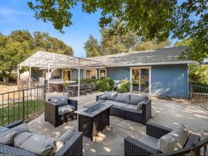 a patio with couches and chairs and a table at Meadowlark Retreat in Ahwahnee