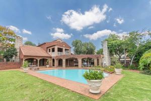 a home with a swimming pool and a house at 3 bed ground in sandton in Johannesburg