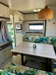 a table in the back of an rv at Przyczepa Wendy in Jastarnia